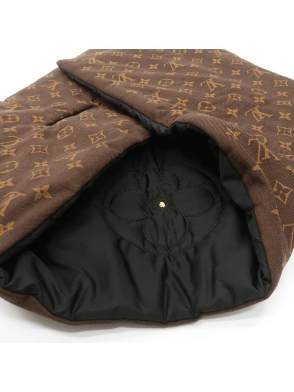 Louis Vuitton Echarpe Pillow Monogram Muffler 2021 Reversible Nylon Silk Scarf - Picture 5 of 14